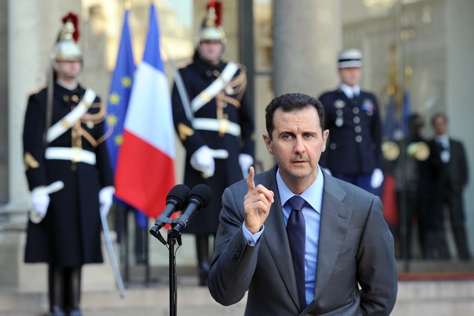 Bachar Al-Assad dans la cour d'honneur de l'Élysée