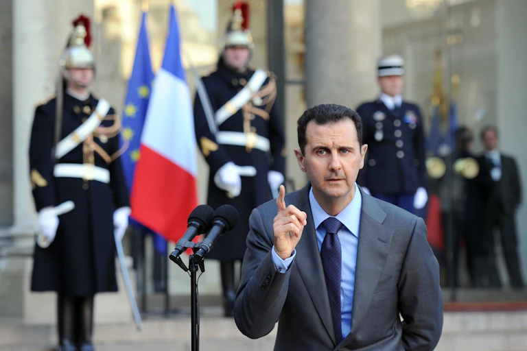 Bachar Al-Assad dans la cour d'honneur de l'Élysée