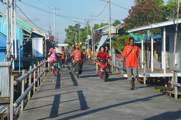 Kabupaten Asmat, Papua, yang saat ini diramaikan motor listrik. (Shutterstock) - Disispkan dari : theconversation.com