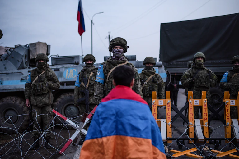 Un manifestant arménien face à des soldats russes