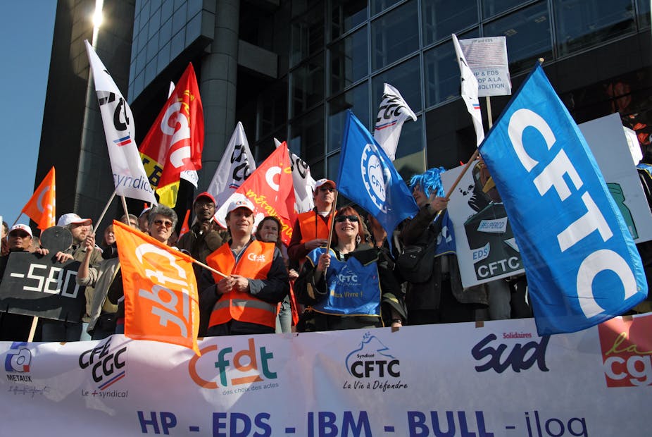 Des syndicalistes manifestent pendant la grève nationale en France, pour demander une augmentation des salaires et une protection contre la crise, le 19 mars 2009, à Paris, France.