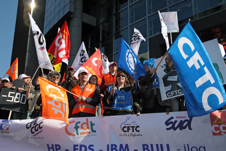 Des syndicalistes manifestent pendant la grève nationale en France, pour demander une augmentation des salaires et une protection contre la crise, le 19 mars 2009, à Paris, France.