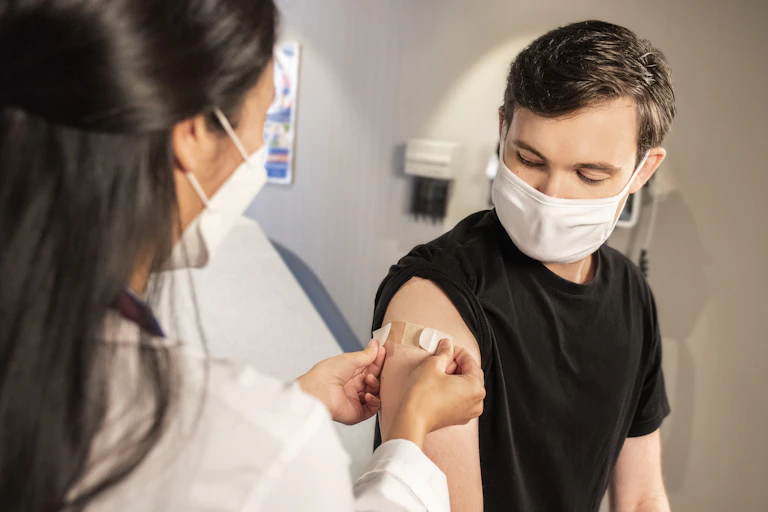 Une personne se fait vacciner
