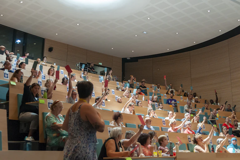 Vote en assemblée plénière lors de la Convention citoyenne pour le climat de Grenoble Métropole