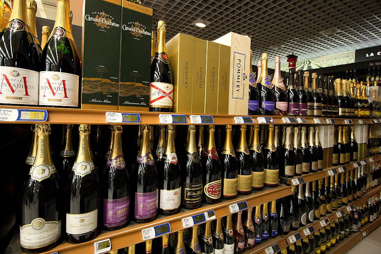 Rayon champagne en grande surface.