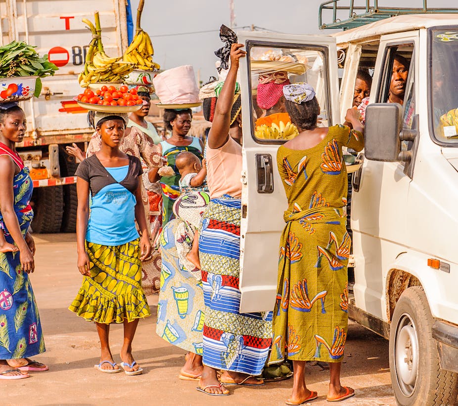 Femmes venant des fruits ans la rue au Bénin
