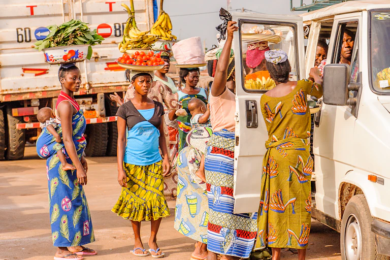 Femmes venant des fruits ans la rue au Bénin