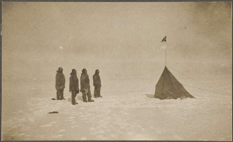 Exploradores en el Polo Sur marcando el lugar de llegada.
