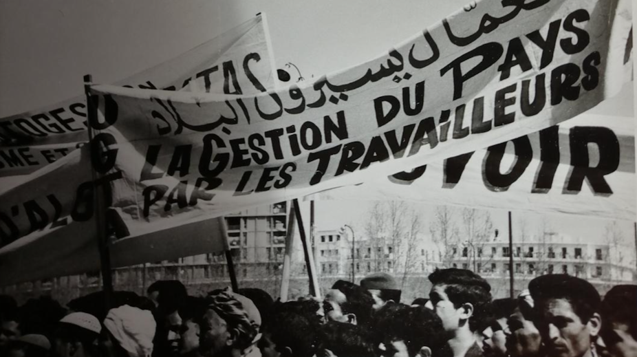 Des manifestants brandissent une banderole proclamant « La gestion du pays par les travailleurs »