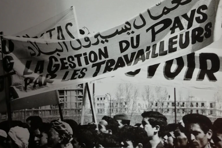 Des manifestants brandissent une banderole proclamant « La gestion du pays par les travailleurs »