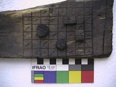 Tablero de juego hallado en las excavaciones arqueológicas en en la península Byers Isla Livingston, Shetland del Sur, Antártida.