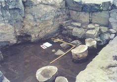 Excavación arqueológica en el refugio utilizado por grupos de cazadores de focas en el siglo XIX en las islas Shetland del Sur, Antártida.