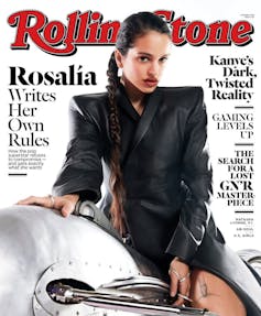 Una mujer encaramada a una moto fotografiada para una portada de la revista Rolling Stone.