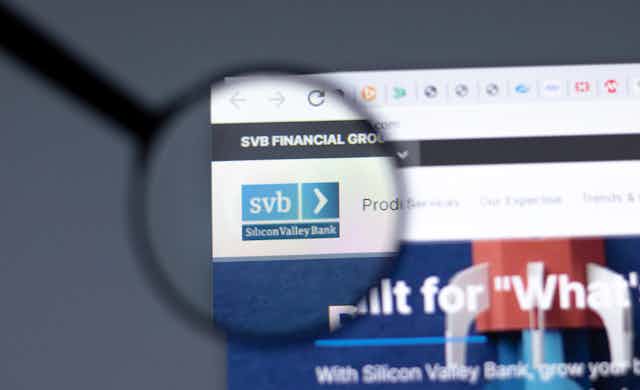 logotipo del banco SVB visto a través de una lupa