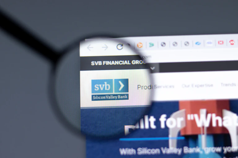 logotipo del banco SVB visto a través de una lupa