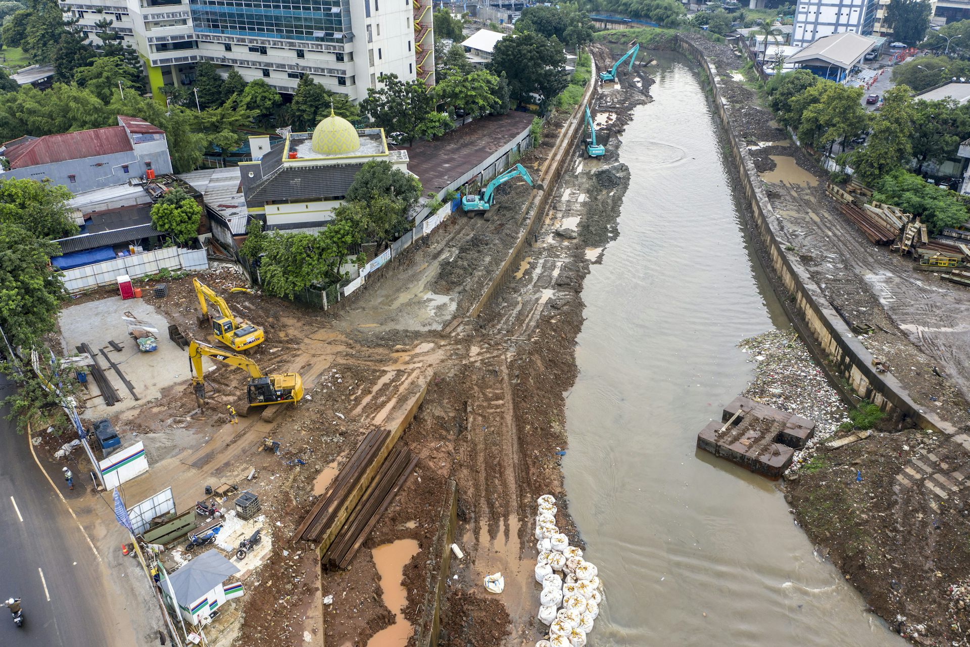 Riset buktikan kanal beton sungai sulit redam banjir dan menambah masalah lingkungan