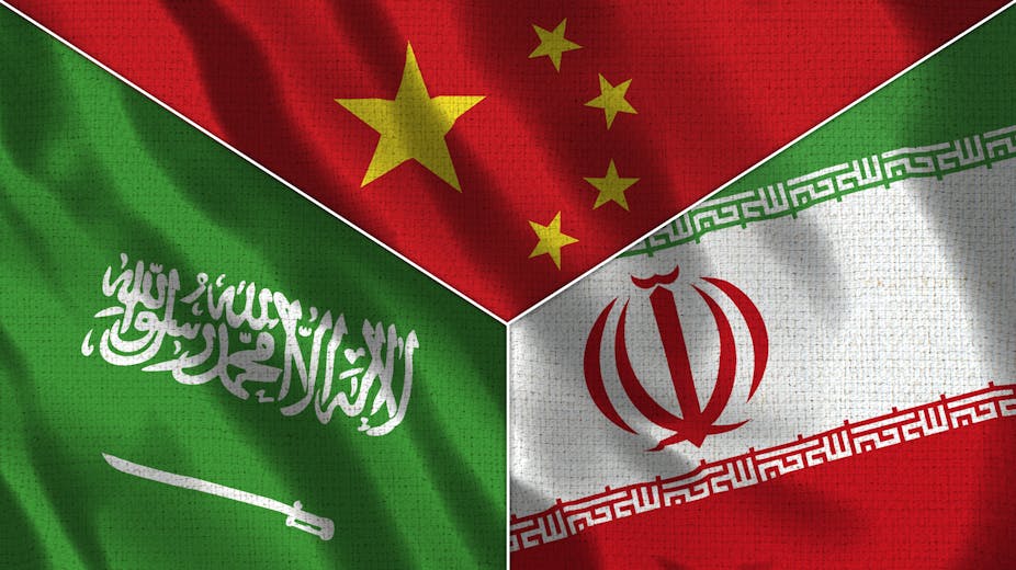 Montage des drapeaux saoudien, iranien et chinois