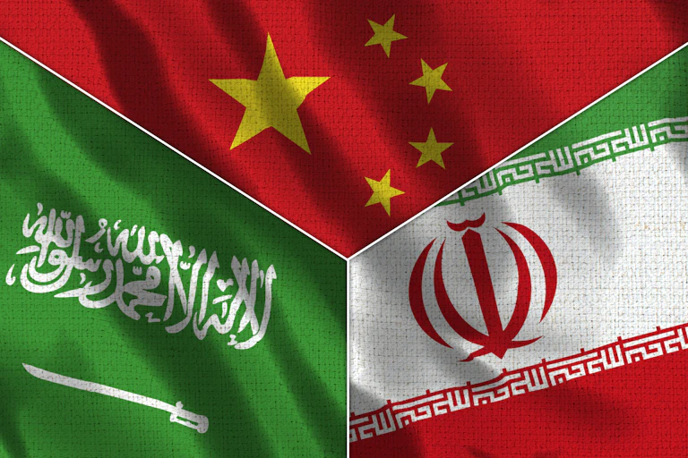 Montage des drapeaux saoudien, iranien et chinois