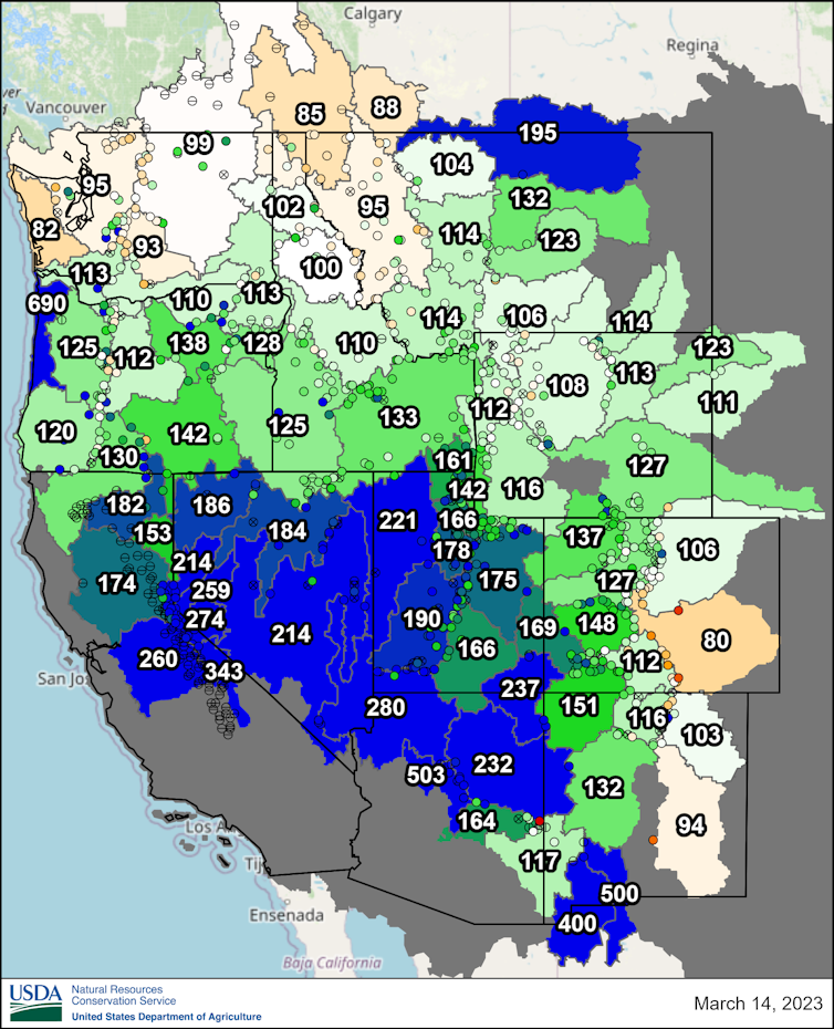 Carte montrant l'équivalent en eau de neige le plus élevé en Californie, dans le Grand Bassin et en Arizona