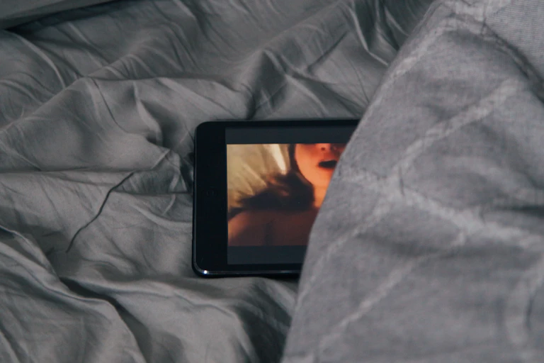 Vidéo porno cachée sous la couette