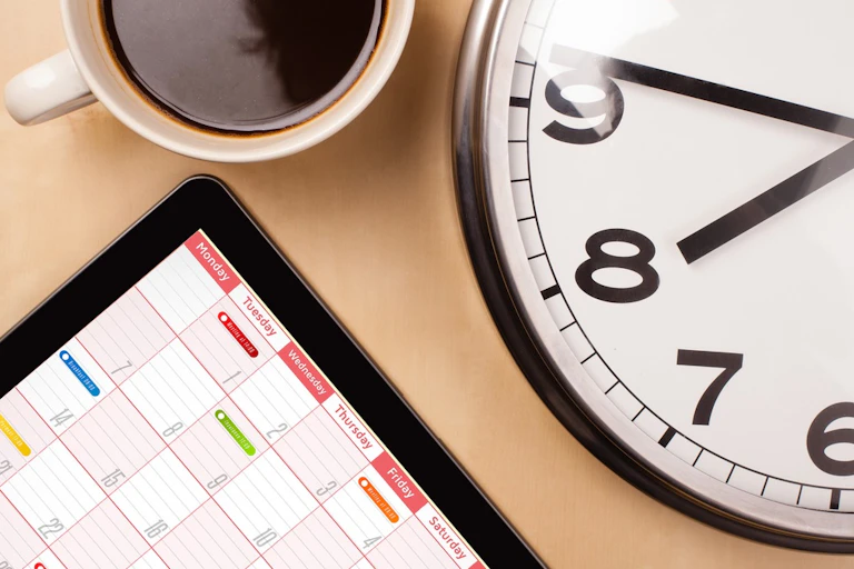 Horloge et tasse de café