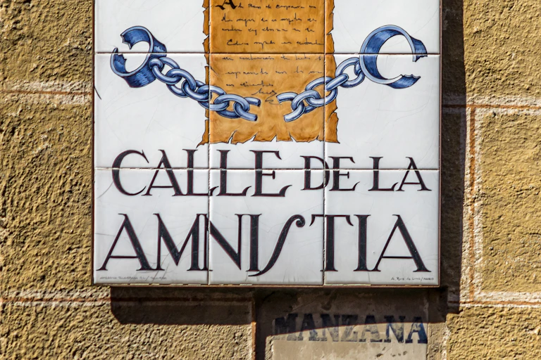 Cartel de la calle de la Amnistía de Madrid.