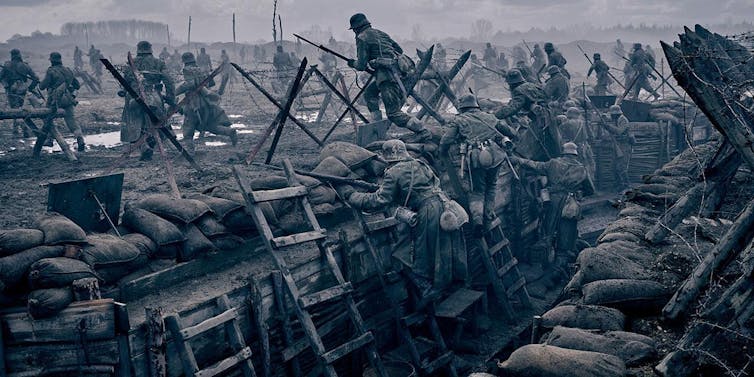 Soldados salen corriendo de unas trincheras de la Primera Guerra Mundial.