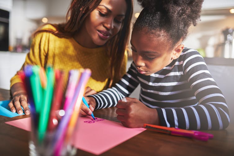 رسم المرأة والطفل ، رفع على مقربة ، الأقلام ، ورق ،