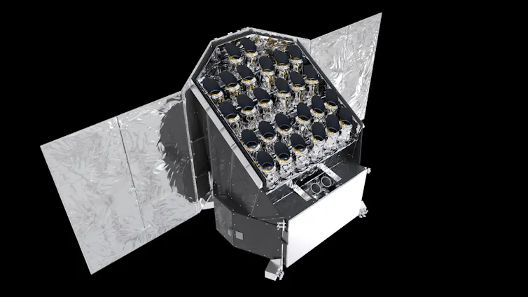 Se ve el telescopio multitubo, con unas veinte aberturas, y los paneles solares del satélite de la ESA