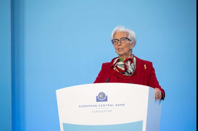 Christine Lagarde hablando en el atril.