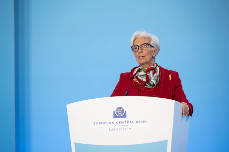 Christine Lagarde hablando en el atril.