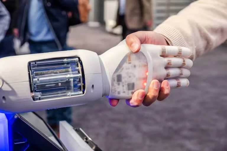 Robot bersalaman dengan manusia