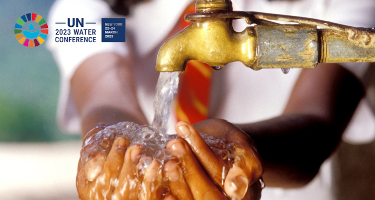 Manos en cuenco recogen el agua que cae de un grifo.