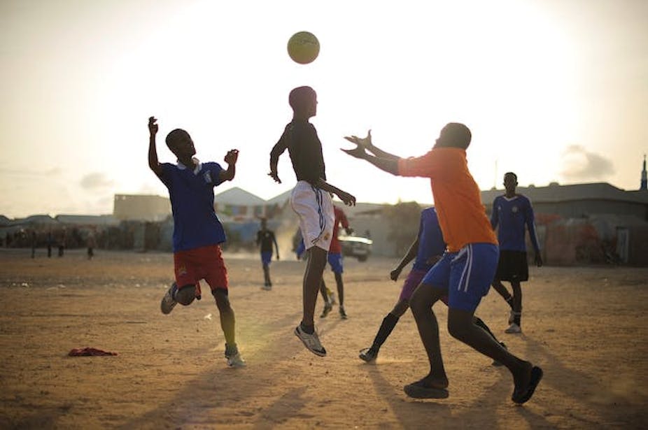 Des garçons jouant au football sur un terrain