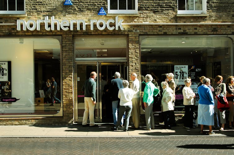 People queuing at Northern Rock in 2007