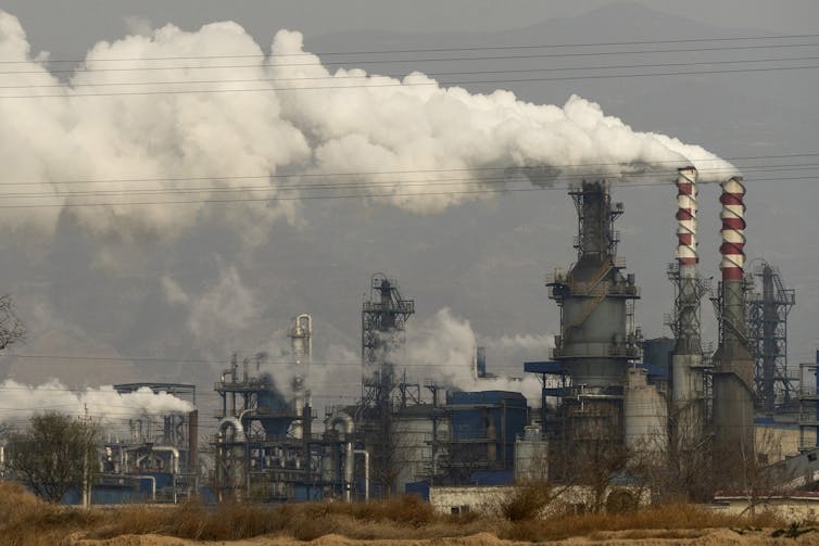 sale humo de una planta industrial