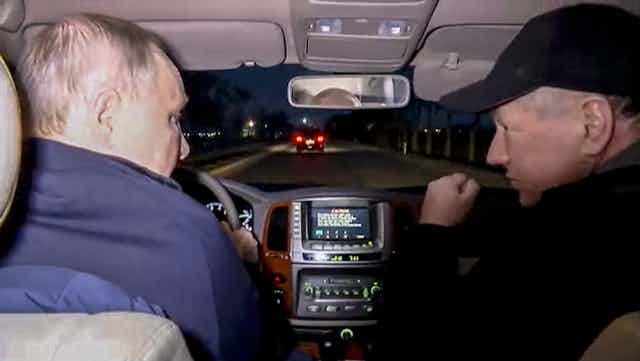 Vladimir Putin con el viceprimer ministro Marat Khusnullin conducen un coche por Mariupol, en el sureste de Ucrania.