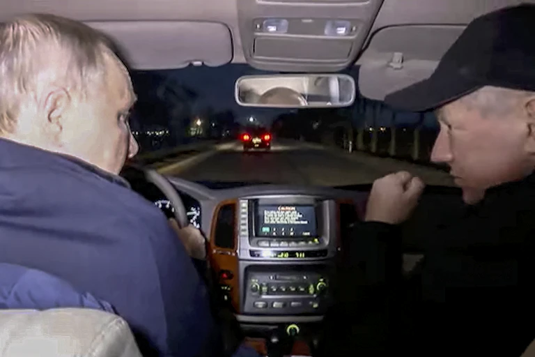 Vladimir Putin con el viceprimer ministro Marat Khusnullin conducen un coche por Mariupol, en el sureste de Ucrania.