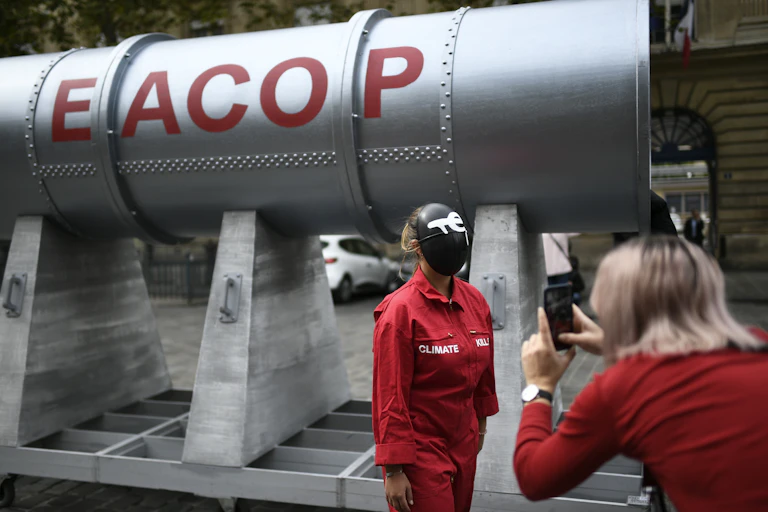 activiste lors d’un happening contre le projet Eacop de total energie