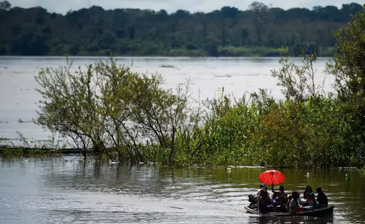 bateau sur le fleuve Amazone en Colombie