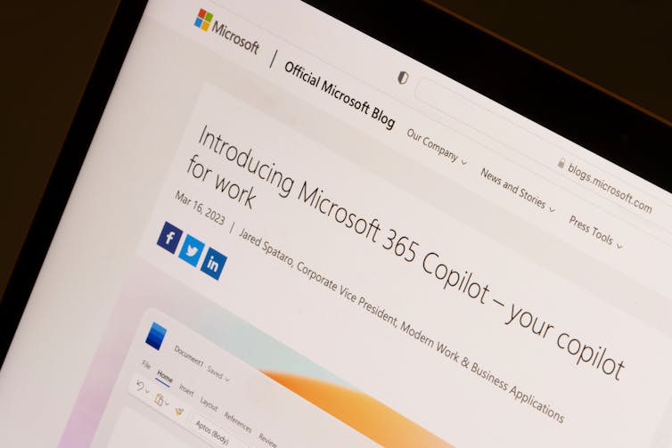 Close-up layar laptop, yang memiliki jendela terbuka dengan informasi tentang Microsoft