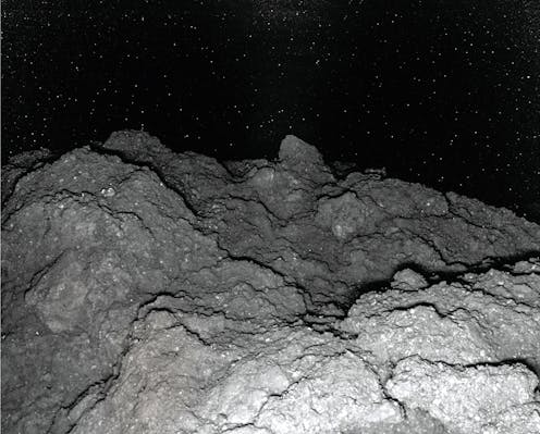 Muestras de un asteroide dan nuevas pistas sobre el origen espacial de los componentes básicos de la vida en la Tierra