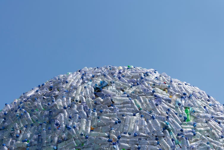 Uma pilha de resíduos de garrafas de plástico.