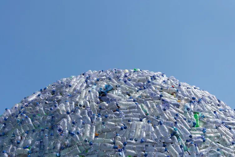 Tumpukan sampah botol plastik.