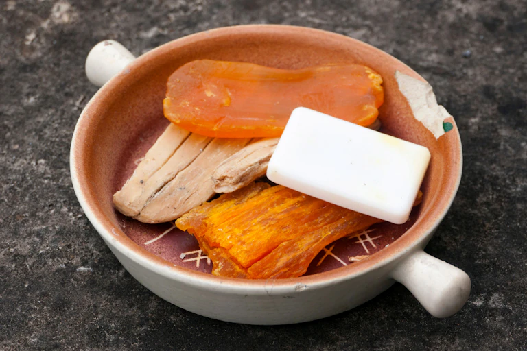 Coupelle avec de vieux morceaux de savons