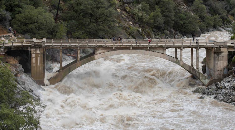 rivière en crue sous un pont
