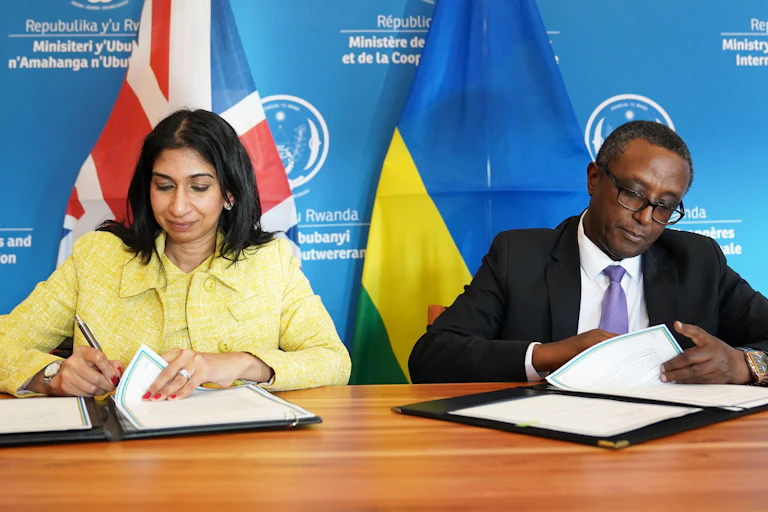 Two politicians sign an agreement.