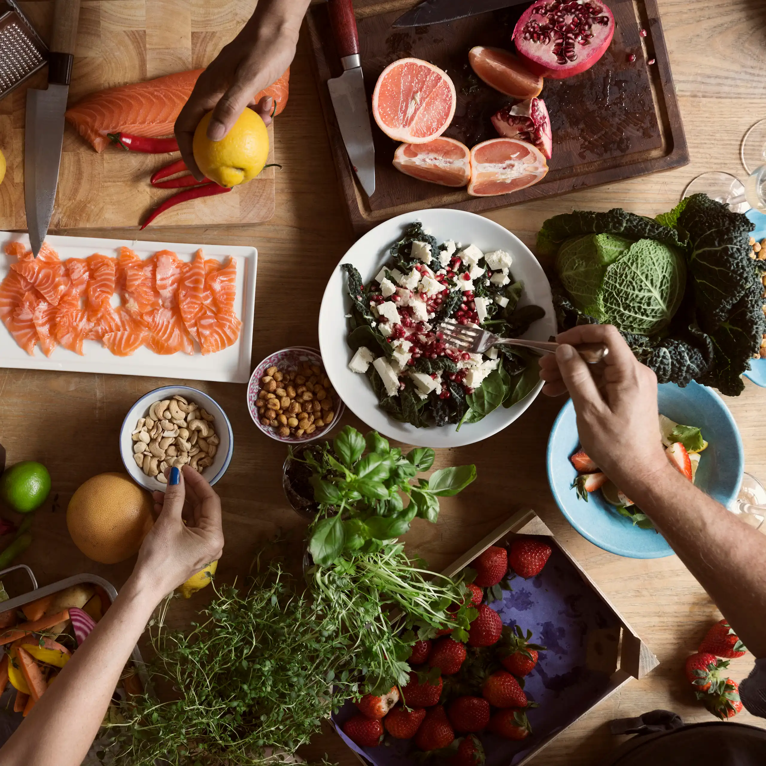 Una mesa con mariscos, vegetales y frutas.