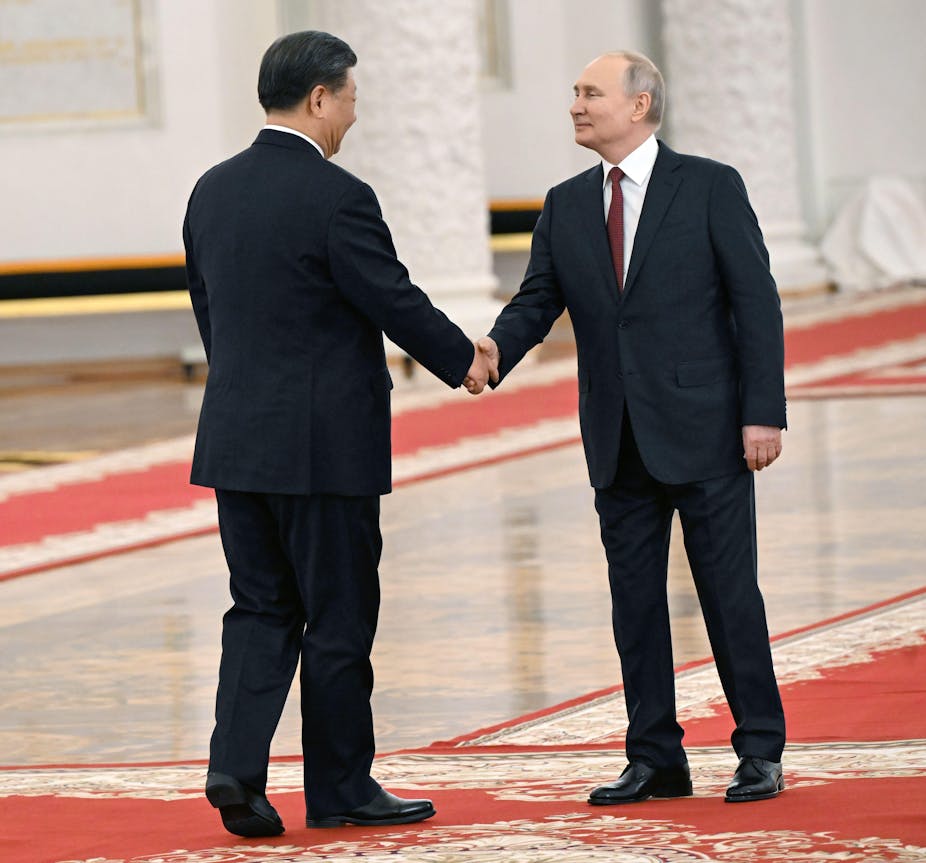Xi Jinping and Vladimir Putin shaking hands