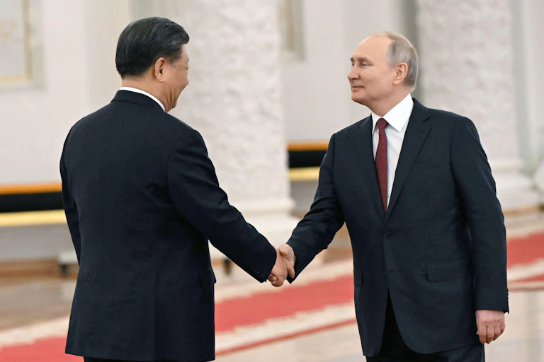 Xi Jinping and Vladimir Putin shaking hands
